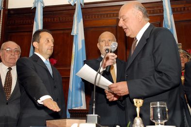 MDZol | Jaque dirige su primer discurso mientras Racconto y Tanús lo escuchan. Foto: Nacho Gaffuri / MDZ