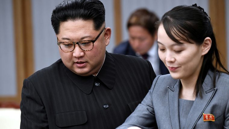 El líder norcoreano, Kim Jong-un, y su hermana menor, Kim Yo-jong, el 27 de abril de 2018.