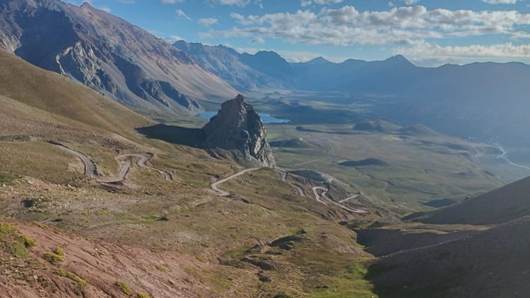 Mendoza busca mejorar esta ruta para disfrutar los hermosos paisajes al pie de la montaña.