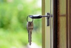 Un primer paso para agregar valor a la vivienda también consiste en pequeñas tareas de mantenimiento y limpieza. Foto: Pexels.com