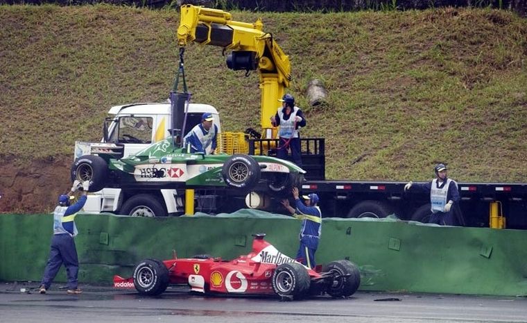 Michael Schumacher perdió el control de su Ferrari y terminó estrellándose contra el muro. Michael Schumacher perdió el control de su Ferrari y terminó estrellándose contra el muro.