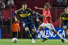 Rodrigo Battaglia (29), volante central de Boca, se lleva el balón ante la presión de Alan Lescano (10), de Argentinos Juniors. Rodrigo Battaglia (29), volante central de Boca, se lleva el balón ante la presión de Alan Lescano (10), de Argentinos Juniors.