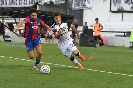 Facundo Lencioni encara frente a la marca de Cerutti. El Lobo es más que el Ciclón, pero por ahora no puede romper el cero. Facundo Lencioni encara frente a la marca de Cerutti. El Lobo es más que el Ciclón, pero por ahora no puede romper el cero.