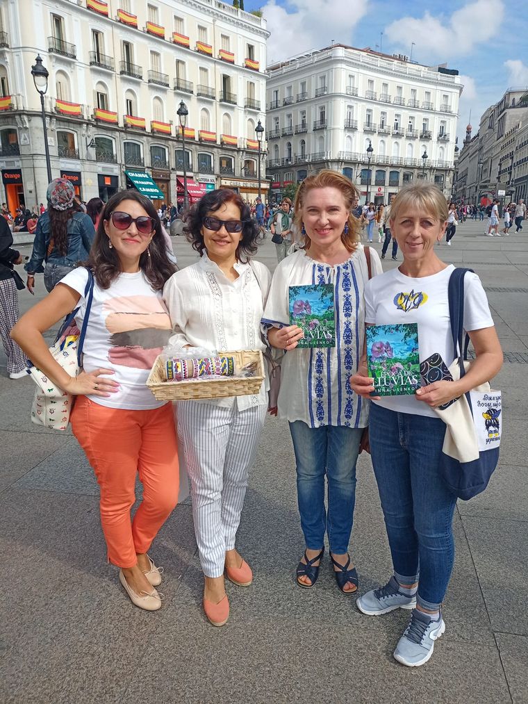 Amigas literarias tras la manifestación ucraniana en Madrid. Foto: Inna Usenko