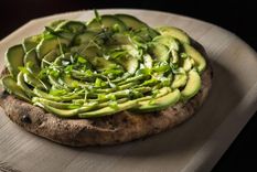 rico y saludable: cocina una exquisita pizza de aguacate ¡en minutos!