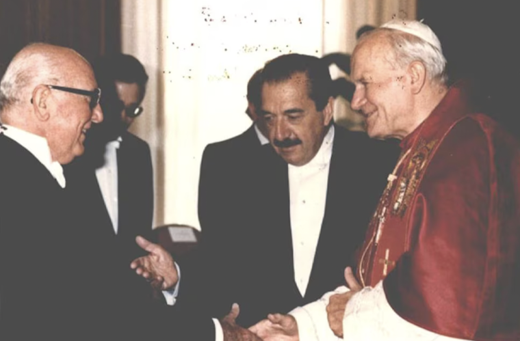 El entonces presidente Raúl Alfonsín junto Arturo Frondizi y el papa Juan Pablo II, en 1987.