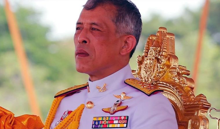 Maha Vajiralongkorn regenta a distancia y no es de los reyes más populares del mundo. Foto: El País - https://imagenes.elpais.com - https://imagenes.elpais.com/resizer/k45rYP2FCgiIx2v6MSJlRKKIfJY=/1960x1470/cloudfront-eu-central-1.images.arcpublishing.com/prisa/GQBXGKAG7FDQTAYWBTFYYDWK2Y.jpg