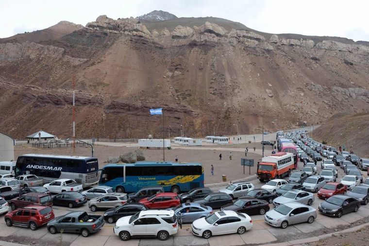 El paso a Chile está colapsado por la cantidad de viajeros que intentan cruzar al vecino país Foto: Diario Somos