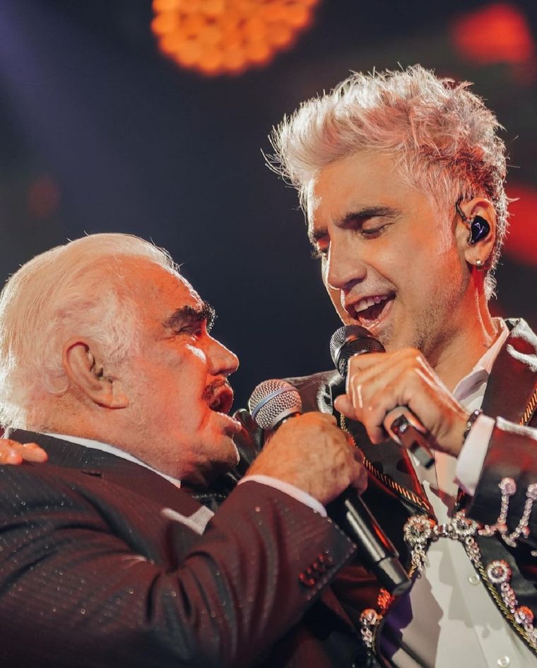 Alejandro Fernández junto a su padre Vicente Fernández Foto: Instagram