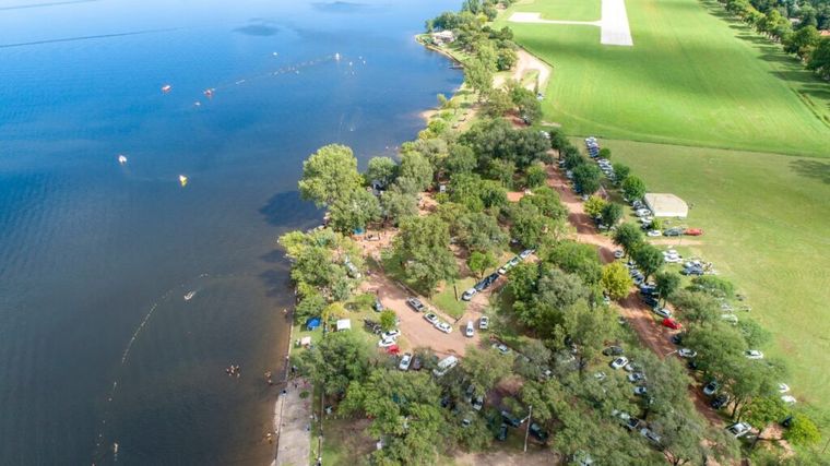 En este pueblo, la aventura convive con la historia y la vida familiar en un entorno de sierras y lagos. En este pueblo, la aventura convive con la historia y la vida familiar en un entorno de sierras y lagos.
