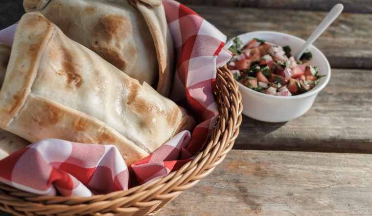 Deliciosas empanadas de pino receta tradicional de la cocina chilena Foto: Shutterstock