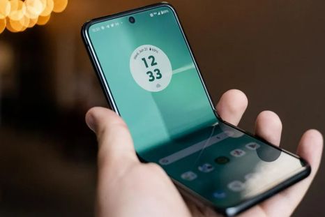 La gran apuesta de Motorola: pantalla externa de 4 y 165 Hz, acceso directo a apps y Gemini de Google sin abrir el plegable. La gran apuesta de Motorola: pantalla externa de 4 y 165 Hz, acceso directo a apps y Gemini de Google sin abrir el plegable.