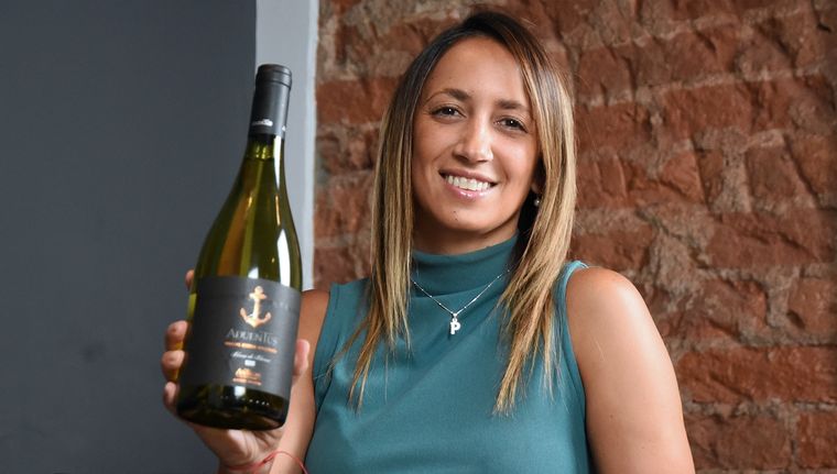 Paula en los estudios de MDZ junto a uno de sus vinos. Foto: Rodrigo DAngelo / MDZ