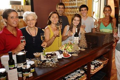 MDZol | María Teresa Barbera, sus hijos Santina, María Luisa, Fernando y Beatriz y sus nietos: Anita, Celeste y Santiago, en un gran brindis. Foto: Nacho Gaffuri / MDZ