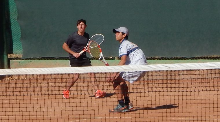 Gaspar Martaux y Julián Barros, campeones en Dobles sub 18 años. Foto: Juan Borsani/MDZ