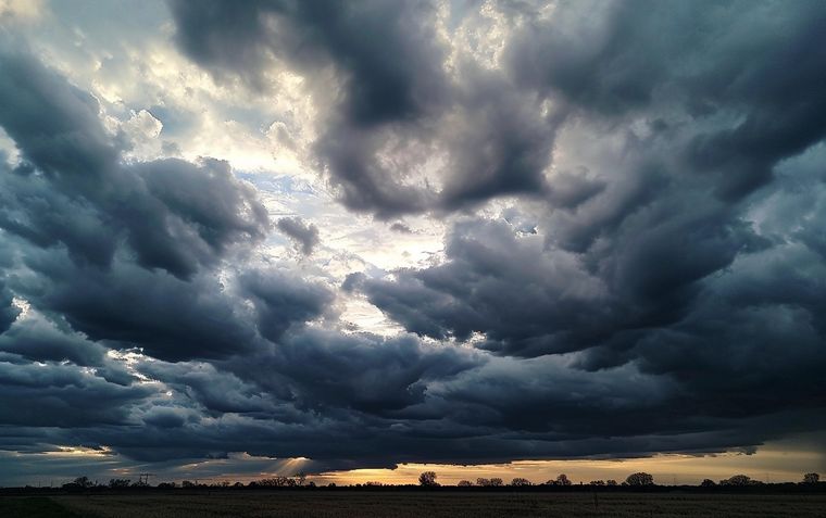 El SMN emitió una alerta amarilla por tormentas Foto: Imagen generada por Midjourney