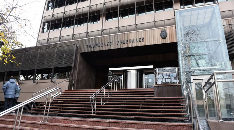 Sede de la Justicia Federal mendocina, que esta semana inició otro juicio por facturas truchas. Foto: ALF PONCE / MDZ