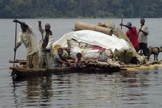 La precariedad y la sobrecarga, causas frecuentes de tragedias en los ríos del Congo. Foto: EFE La precariedad y la sobrecarga, causas frecuentes de tragedias en los ríos del Congo. Foto: EFE