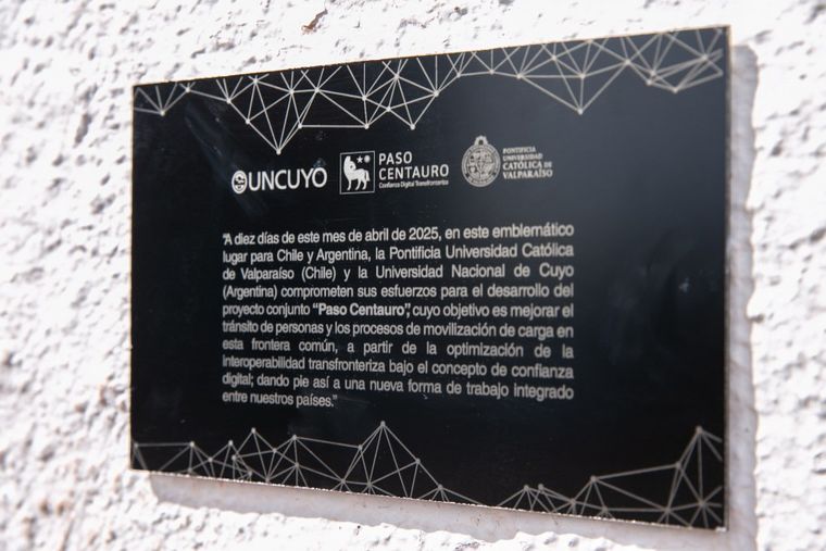 La plaqueta que esta colocada en el Cristo Redentor. La plaqueta que esta colocada en el Cristo Redentor.