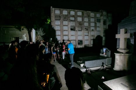 El Cementerio de la Capital abrirá sus puertas de noche para un circuito histórico gratuito que propone redescubrir figuras clave de Mendoza. El Cementerio de la Capital abrirá sus puertas de noche para un circuito histórico gratuito que propone redescubrir figuras clave de Mendoza.