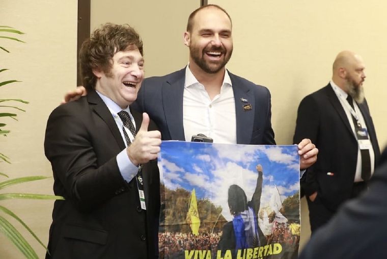Javier Milei y Eduardo Bolsonaro, durante un encuentro que compartieron en Brasil en 2022 Foto: Twitter @BolsonaroSP