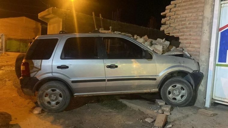 Desnudos a bordo de una camioneta chocaron contra un paredón de una vivienda en la localidad de Centenario, provincia de Neuquén. Foto: Centenario Digital