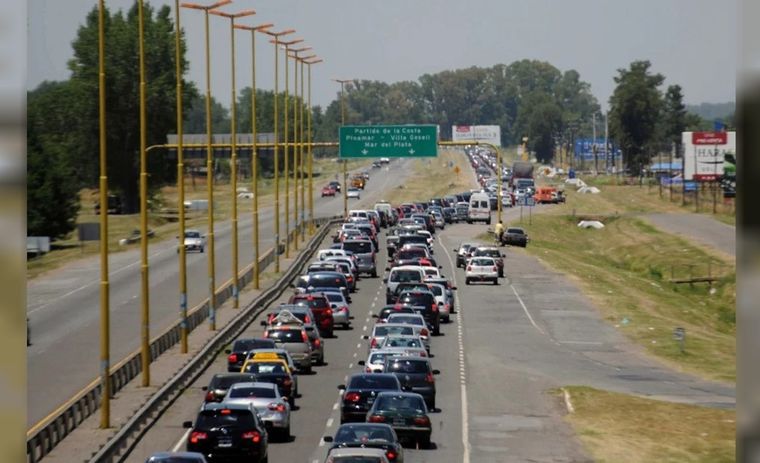 Intenso tránsito en Ruta 11 y en Autovía 2 hacia la Costa Atlántica en el inicio del fin de semana largo. Foto: NA