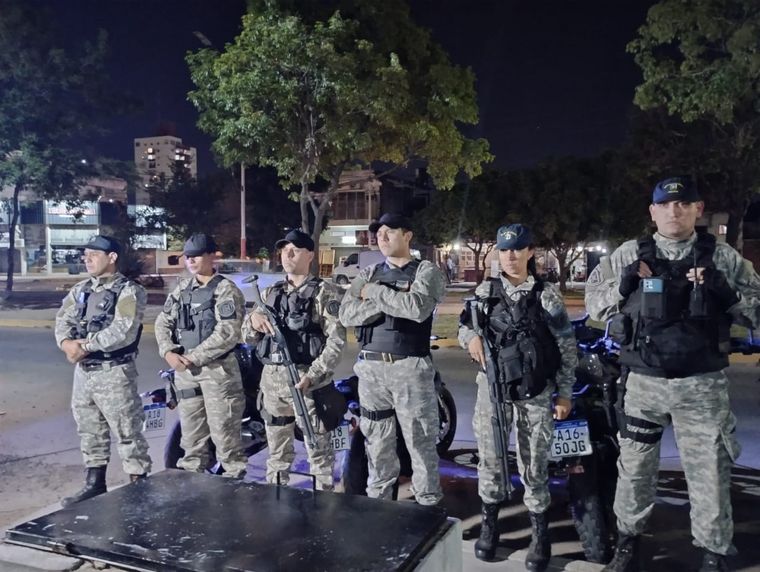 Fuerte presencia de las fuerzas para llevar a Marcela Acuña al hospital. Foto: Ayrton Teruel
