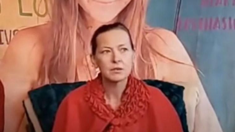 Amy Carlson, de 45 años, era la líder espiritual de un grupo religioso en Estados Unidos conocido como Love Has Won. Foto: YOUTUBE/LOVE HAS WON