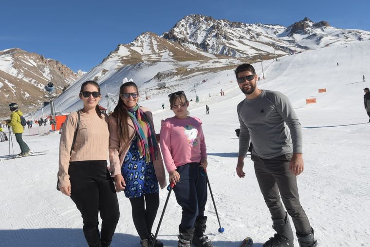 Desde Misiones: Sonia, Nancy, Kiara y Pablo, felices en Las Leñas después de haber recorrido más de 2.000 kilómetros. Desde Misiones: Sonia, Nancy, Kiara y Pablo, felices en Las Leñas después de haber recorrido más de 2.000 kilómetros.