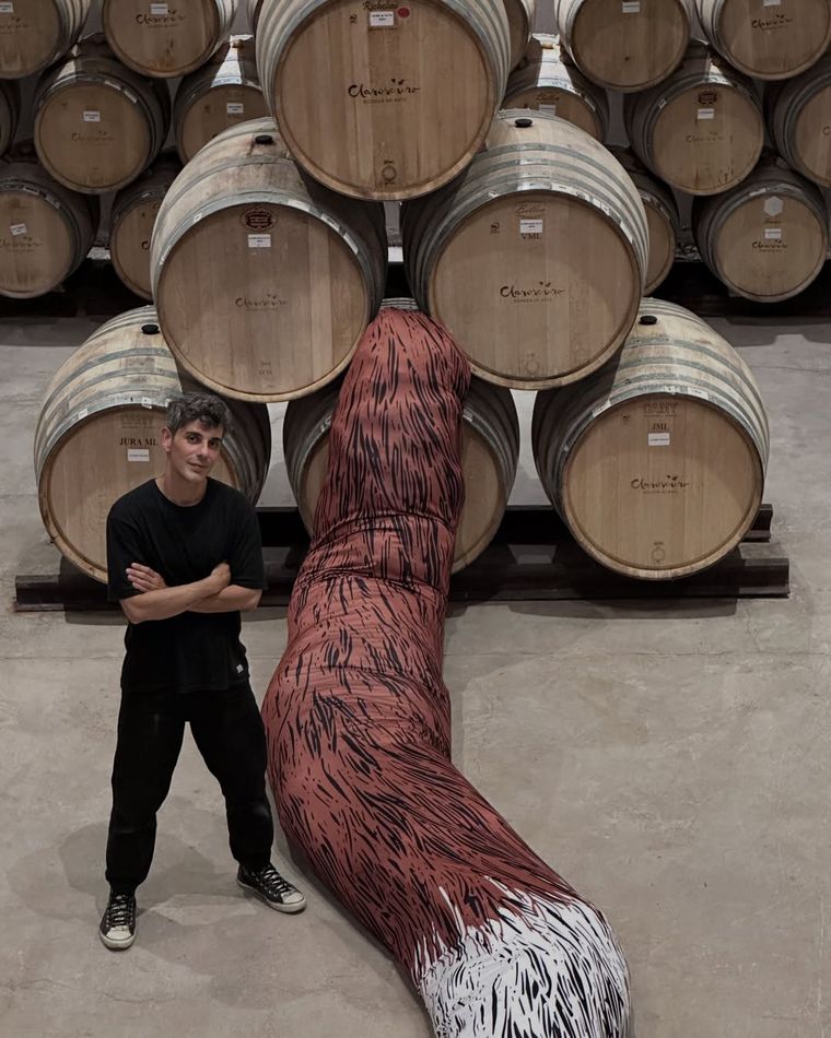 Gabriel Altamirano junto con la cola de zorro, protagonista de la exposición Gabriel Altamirano junto con la cola de zorro, protagonista de la exposición
