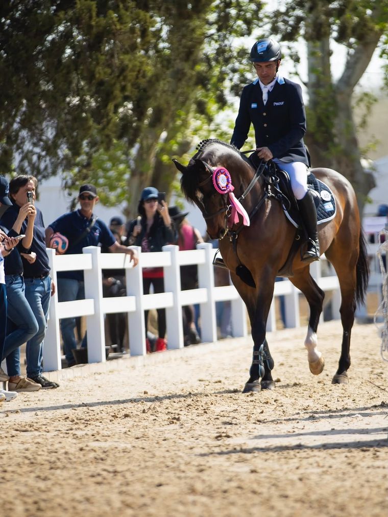 Tras conquistar la medalla plateada, Lucas Mesa le agradeció a Iceman, su caballo. Tras conquistar la medalla plateada, Lucas Mesa le agradeció a Iceman, su caballo.