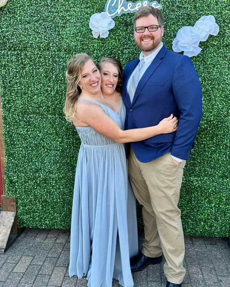 Abby y Brittany Hensel junto a Josh Bowling se casaron en 2021. Créditos: X / VeraguasDigital Abby y Brittany Hensel junto a Josh Bowling se casaron en 2021. Créditos: X / VeraguasDigital