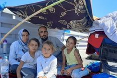 La familia Hosseini se quedó sin techo cuando el fuego destruyó su tienda en el campamento de refugiados de Moria.