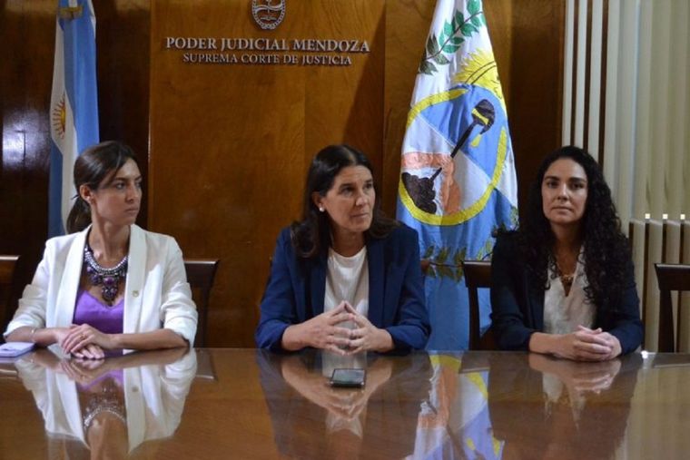 Cecilia Saint André (Ministerio de la Defensa Pública), Teresa Day (Suprema Corte de Justicia) y Andrea Chávez (Ministerio Público Fiscal). Foto: Poder Judicial de Mendoza