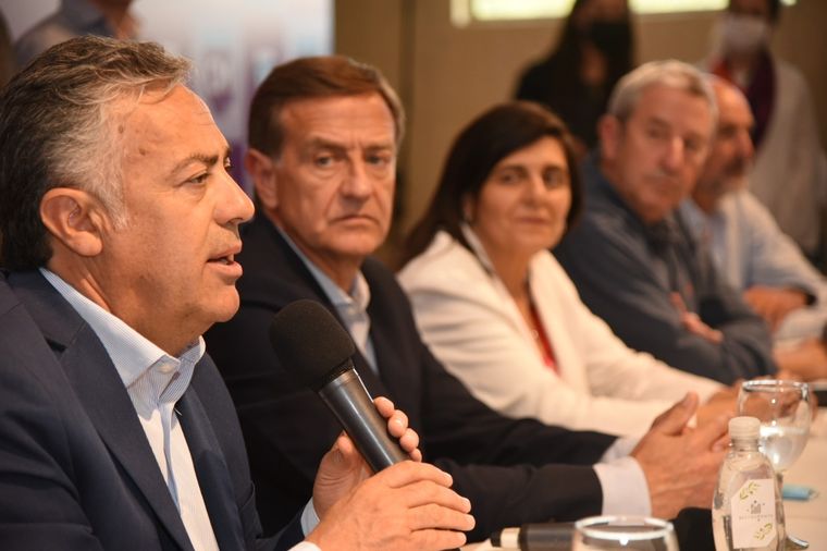 Alfredo Cornejo junto a Rodolfo Suarez en el cierre de campaña de Cambia Mendoza.