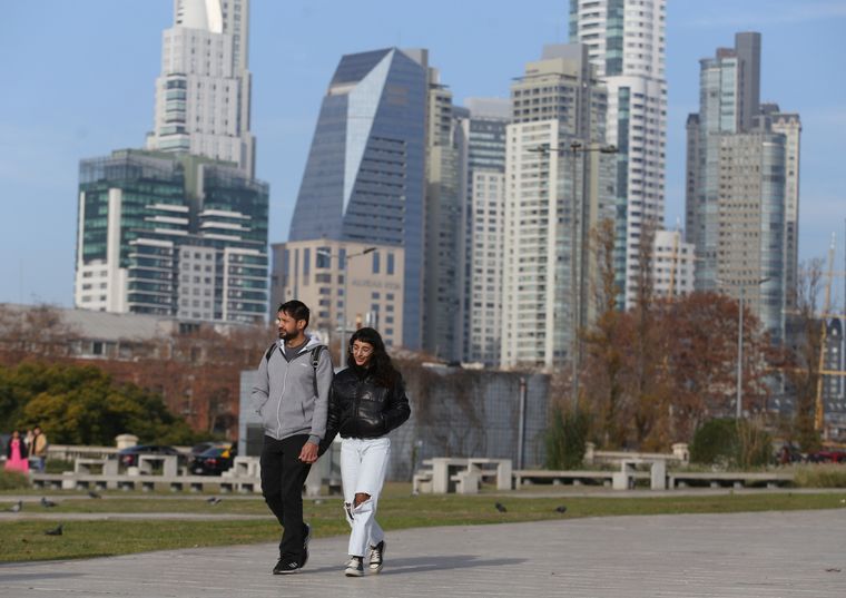 Este sábado se presenta en la Ciudad de Buenos Aires y el conurbano bonaerense con cielo mayormente nublado Foto: NA