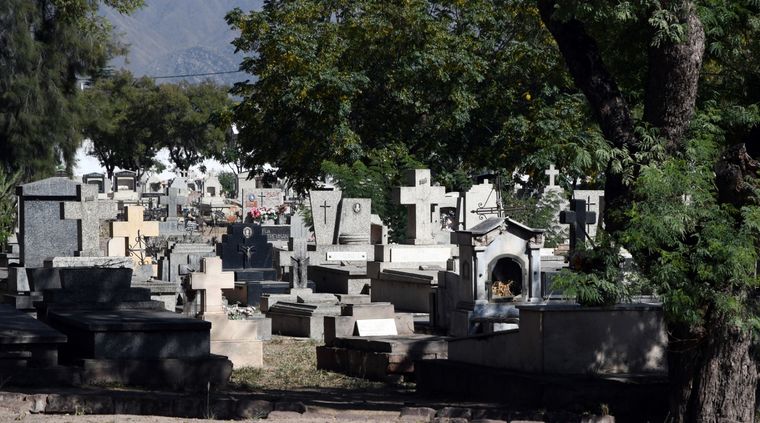 El cementerio de la Ciudad de Mendoza fue blanco de los robos de placas de bronce Foto: ALF PONCE MERCADO / MDZ