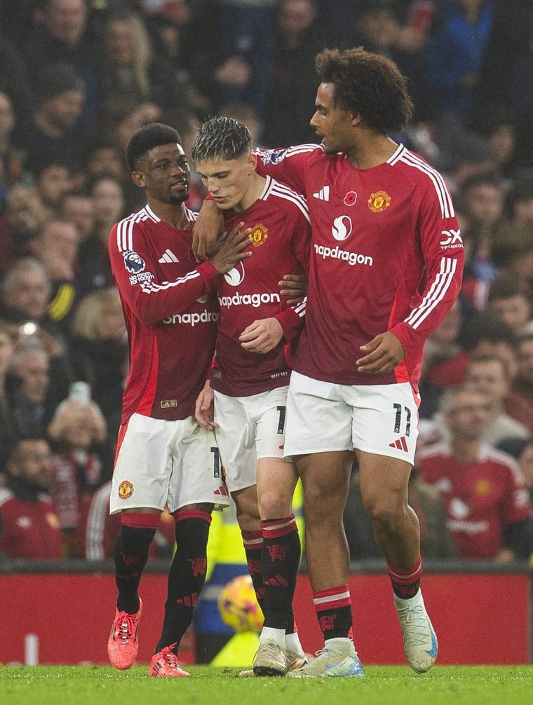 Alejandro Garnacho, apoyado por sus compañeros. Foto: EFE