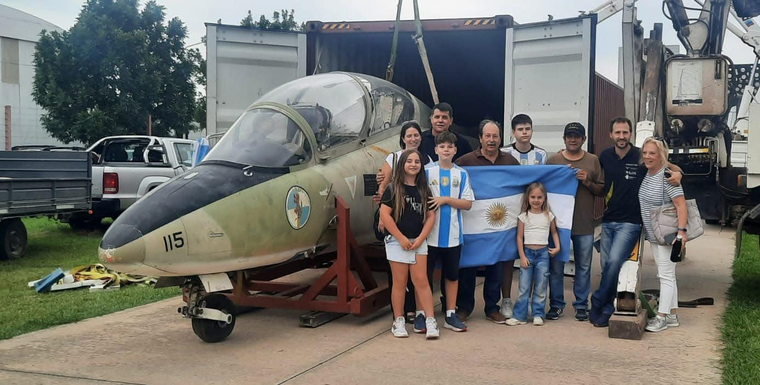 Owen Crippa en Sunchales junto al avión de Malvinas. Foto: Gentileza: Facebook Owen Crippa