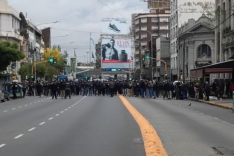 tension en el puente pueyrredon: fuerte operativo de seguridad por marchas de organizaciones sociales