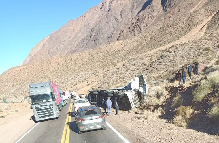 Así quedó el camión volcado al costado de la ruta Así quedó el camión volcado al costado de la ruta