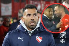 Carlitos usó todo el potrero para alertar a sus jugadores. Foto: NA Carlitos usó todo el potrero para alertar a sus jugadores. Foto: NA