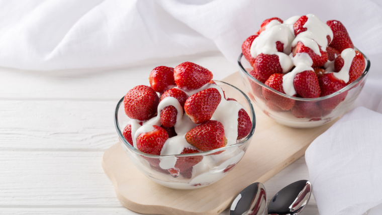 Pocos ingredientes, puro placer: receta de frutillas con crema.