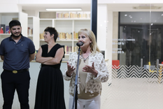 Adriana Scarso en la inauguración de la muestra “De la viña al cielo”.