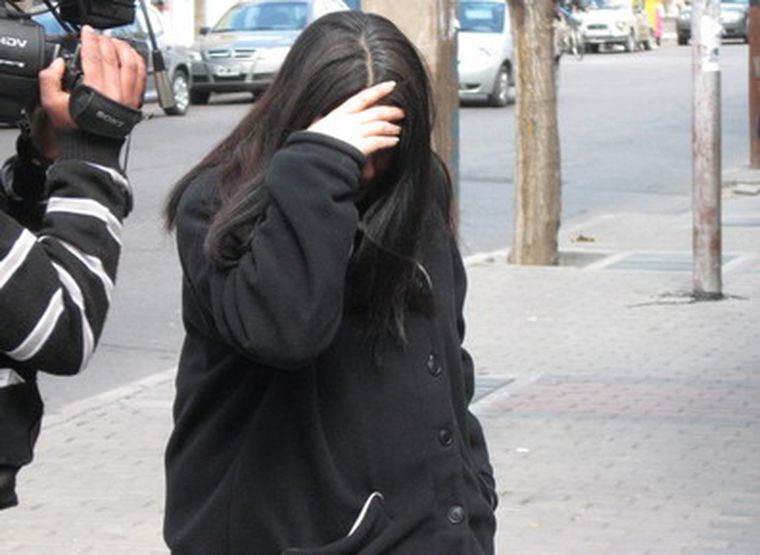 Altamirano tapa su rostro al momento de ingresar al juicio. Foto: Carlos Fernández/MDZ