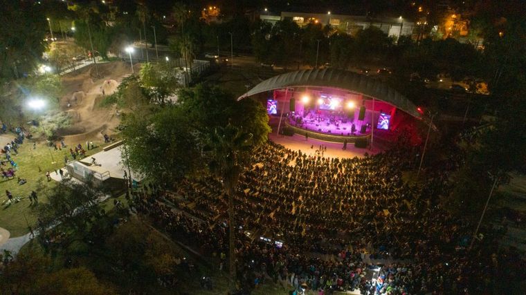 Vista panorámica del teatro Gabriela Mistral en el Parque O'Higgins. Vista panorámica del teatro Gabriela Mistral en el Parque O'Higgins.