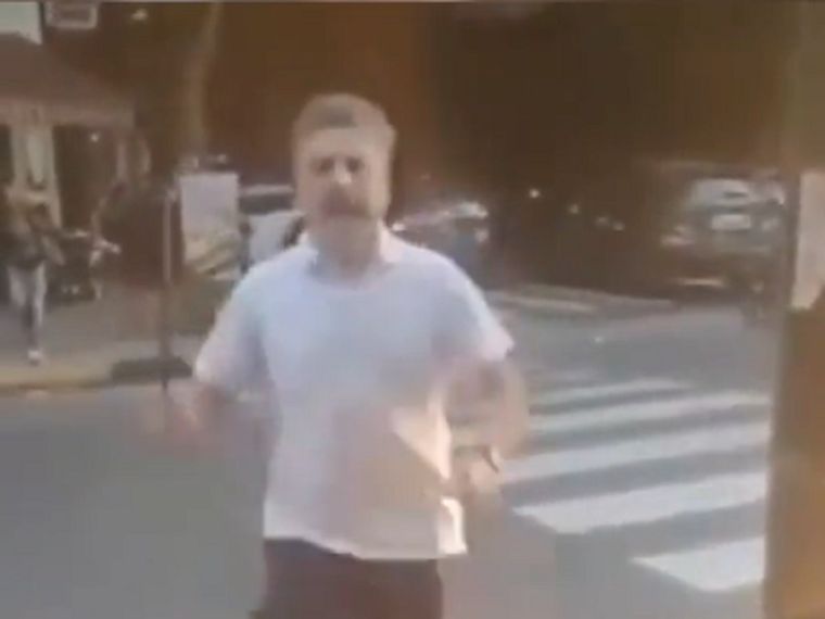 El conductor de un automóvil amenazó con un fierro a un peatón al que casi atropella Foto: captura de video.
