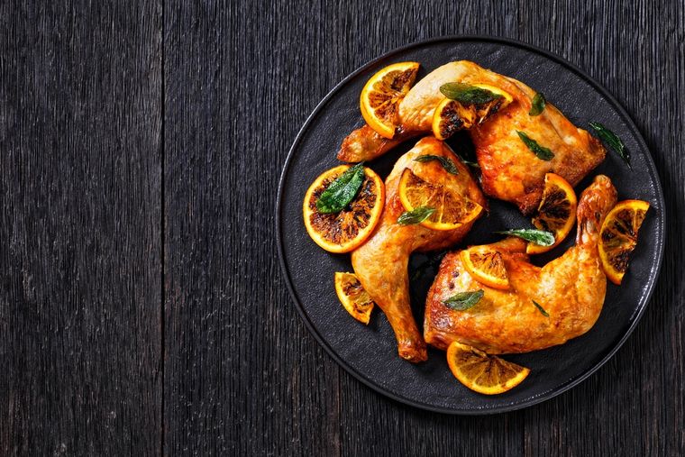 Aunque es una receta salada, el toque dulce de la naranja hace que esta receta de pollo a la naranja conquiste tanto a niños como a adultos. Aunque es una receta salada, el toque dulce de la naranja hace que esta receta de pollo a la naranja conquiste tanto a niños como a adultos.