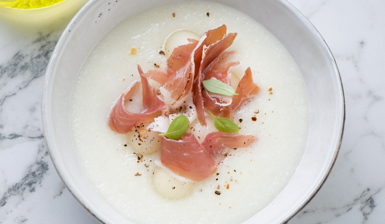 Verano refrescante, sopa fría de melón